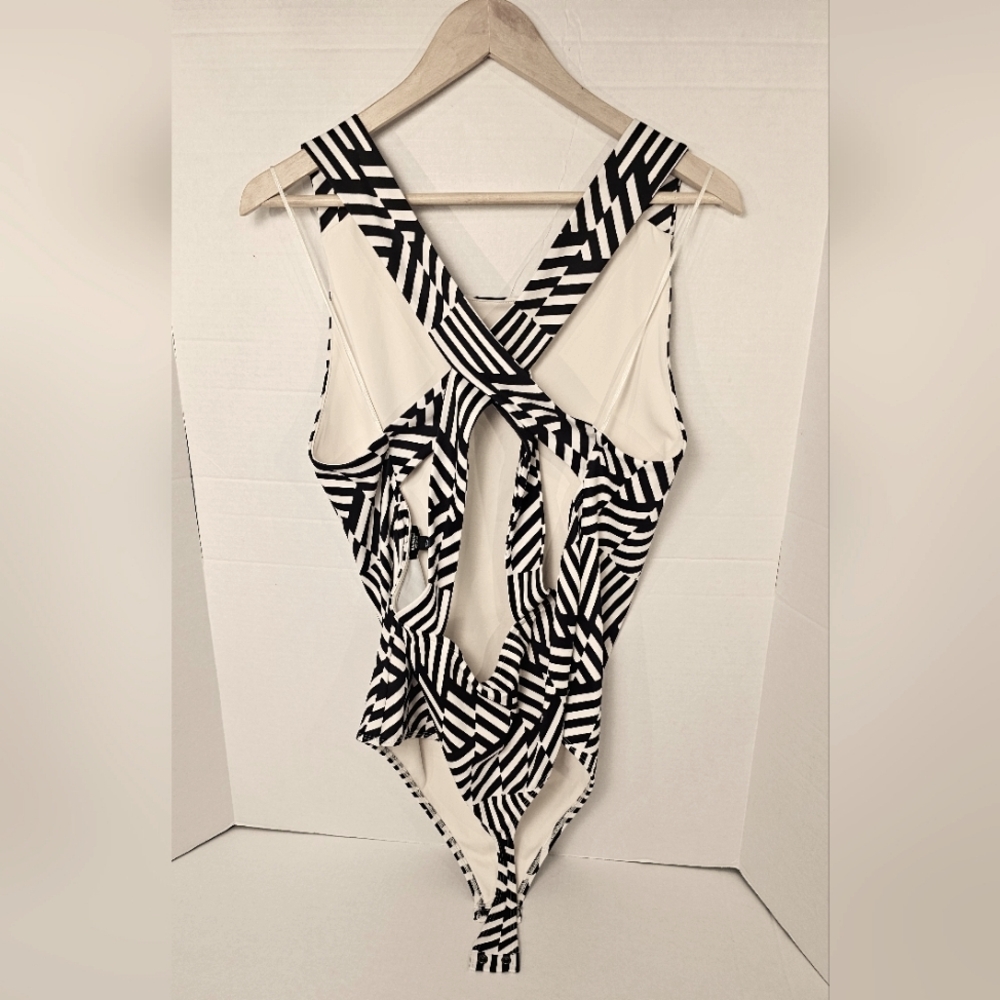 [EXPRESS] Geometric BodyContour High Neck Compression Strappy Back Bodysuit 《XL》 - Picture 6 of 15